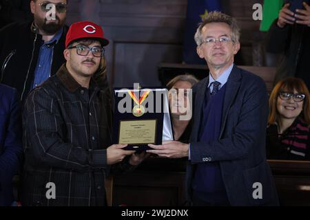 Neapel, Italien. Februar 2024. Foto Alessandro Garofalo/LaPresse12-02-2024 Napoli, Italia nella Sala dei Baroni del Maschio Angioino, il sindaco di Napoli Gaetano Manfredi consegner&#xe0; una targa personalizzata al cantante Geolier per Celebrare il successo ottenuto al Festival di Sanremo 2024. 12. Februar 2024 Neapel, Italien News im Sala dei Baroni del Maschio Angioino wird der Bürgermeister von Neapel Gaetano Manfredi dem Sänger Geolier eine personalisierte Gedenktafel überreichen, um den Erfolg des Sanremo Festivals 2024 zu feiern. Quelle: LaPresse/Alamy Live News Stockfoto