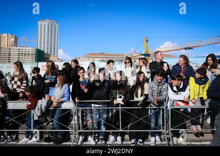 Neapel, Italien. Februar 2024. Foto Alessandro Garofalo/LaPresse12-02-2024 Napoli, Italia nella Sala dei Baroni del Maschio Angioino, il sindaco di Napoli Gaetano Manfredi consegner&#xe0; una targa personalizzata al cantante Geolier per Celebrare il successo ottenuto al Festival di Sanremo 2024. 12. Februar 2024 Neapel, Italien News im Sala dei Baroni del Maschio Angioino wird der Bürgermeister von Neapel Gaetano Manfredi dem Sänger Geolier eine personalisierte Gedenktafel überreichen, um den Erfolg des Sanremo Festivals 2024 zu feiern. Quelle: LaPresse/Alamy Live News Stockfoto