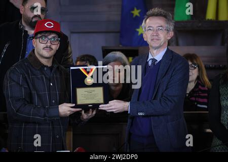 Neapel, Italien. Februar 2024. Foto Alessandro Garofalo/LaPresse12-02-2024 Napoli, Italia nella Sala dei Baroni del Maschio Angioino, il sindaco di Napoli Gaetano Manfredi consegner&#xe0; una targa personalizzata al cantante Geolier per Celebrare il successo ottenuto al Festival di Sanremo 2024. 12. Februar 2024 Neapel, Italien News im Sala dei Baroni del Maschio Angioino wird der Bürgermeister von Neapel Gaetano Manfredi dem Sänger Geolier eine personalisierte Gedenktafel überreichen, um den Erfolg des Sanremo Festivals 2024 zu feiern. Quelle: LaPresse/Alamy Live News Stockfoto