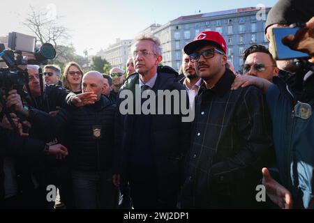 Neapel, Italien. Februar 2024. Foto Alessandro Garofalo/LaPresse12-02-2024 Napoli, Italia nella Sala dei Baroni del Maschio Angioino, il sindaco di Napoli Gaetano Manfredi consegner&#xe0; una targa personalizzata al cantante Geolier per Celebrare il successo ottenuto al Festival di Sanremo 2024. 12. Februar 2024 Neapel, Italien News im Sala dei Baroni del Maschio Angioino wird der Bürgermeister von Neapel Gaetano Manfredi dem Sänger Geolier eine personalisierte Gedenktafel überreichen, um den Erfolg des Sanremo Festivals 2024 zu feiern. Quelle: LaPresse/Alamy Live News Stockfoto