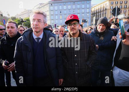 Neapel, Italien. Februar 2024. Foto Alessandro Garofalo/LaPresse12-02-2024 Napoli, Italia nella Sala dei Baroni del Maschio Angioino, il sindaco di Napoli Gaetano Manfredi consegner&#xe0; una targa personalizzata al cantante Geolier per Celebrare il successo ottenuto al Festival di Sanremo 2024. 12. Februar 2024 Neapel, Italien News im Sala dei Baroni del Maschio Angioino wird der Bürgermeister von Neapel Gaetano Manfredi dem Sänger Geolier eine personalisierte Gedenktafel überreichen, um den Erfolg des Sanremo Festivals 2024 zu feiern. Quelle: LaPresse/Alamy Live News Stockfoto