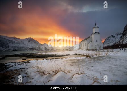 Reisen Sie nach Norwegen, in Eis, Schnee und kalte Atmosphäre. Besuchen Sie Lofoten Island entlang der Wikings Road. So tolle Landschaften am magischen Strand Gimsoya Stockfoto