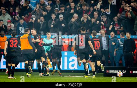 Leverkusen, Deutschland. Februar 2024. Torjubel, Trainer Xabi Alonso (Leverkusen) Jeremie Frimpong (Leverkusen), Granit Xhaka (Leverkusen) Bayer Leverk Stockfoto