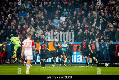 Leverkusen, Deutschland. Februar 2024. Torjubel, Trainer Xabi Alonso (Leverkusen) Jeremie Frimpong (Leverkusen), Granit Xhaka (Leverkusen) Bayer Leverk Stockfoto