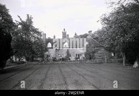 1960er Jahre, historisch, außen, Rückansicht, Überfeld, von einem alten dreistöckigen Bauernhaus, aus Stein gebaut mit Ziegeldach, England, Großbritannien. Stockfoto