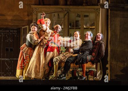 l-r: Lesley Garrett (Berta), Anna Devin (Rosina), Innocent Masuku (Graf Almaviva), Charles Rice (Figaro), Simon Bailey (Doktor Bartolo), Alastair Miles (Don Basilio) im FRISEUR VON SEVILLA an der English National Opera (ENO), London Coliseum, London WC2 12/02/2024 Musik: Gioachino Rossini Libretto: Cesare Sterbini Tanya McCallin Originalbeleuchtung: Tom Mannings Originalregisseur: Jonathan Miller Stockfoto