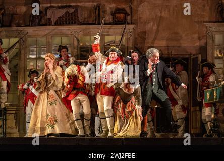 Front, l-r: Anna Devin (Rosina), Innocent Masuku (Graf Almaviva), Paul Sheehan (ein Offizieller), Lesley Garrett (Berta), Simon Bailey (Doktor Bartolo) im FRISEUR VON SEVILLA an der English National Opera (ENO), London Coliseum WC2 12/02/2024 Musik: Gioachino Rossini Libretto: Cesare Sterbini Dirigent: Roderick Cox Design: Tanya McCallin Tom Mannings ursprünglicher Regisseur: Jonathan Miller Stockfoto