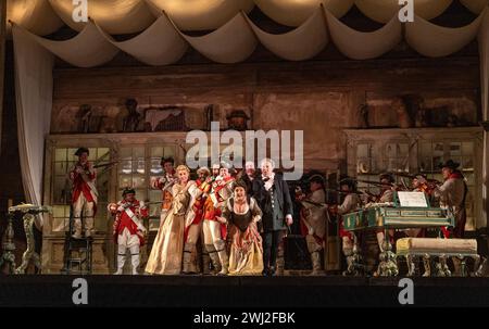 Front Center, l-r: Anna Devin (Rosina), Innocent Masuku (Graf Almaviva), Paul Sheehan (ein Offizieller), Lesley Garrett (Berta), Alastair Miles (Don Basilio), Simon Bailey (Doktor Bartolo) im FRISEUR VON SEVILLA an der English National Opera (ENO), London Coliseum WC2 12/02/2024 Musik: Gioachino Rossini Libretto: Cesare Sterbini Tanya McCallin Originalbeleuchtung: Tom Mannings Originalregisseur: Jonathan Miller Stockfoto