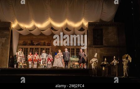 l-r: Charles Rice (Figaro), Innocent Masuku (Graf Almaviva), Anna Devin (Rosina), Simon Bailey (Doktor Bartolo), Alastair Miles (Don Basilio) im FRISEUR VON SEVILLA an der English National Opera (ENO), London Coliseum London WC2 12/02/2024 Musik: Gioachino Rossini Libretto: Cesare Sterbini Dirigent: Roderick Cox Design: Tanya McCallin Tom Mannings ursprünglicher Regisseur: Jonathan Miller Stockfoto