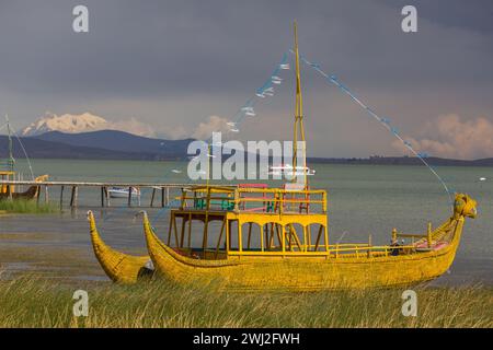 Der Titicacasee ist der größte Süßwassersee Südamerikas. Sie befindet sich auf dem Hochplateau Altiplano in den Anden, einem Teil Bel Stockfoto