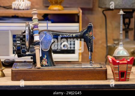 Nahaufnahme einer traditionellen manuellen Elgin-Sängerin-Nähmaschine Stockfoto