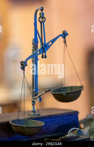 Vintage Waage auf einem Tisch. Stockfoto