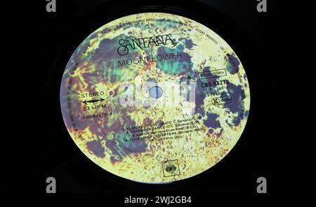 Viersen, Deutschland - 9. Januar. 2024: Closeup von Carlos Santana Vinyl-Plattenlabel Moonflower aus dem Jahr 1977 Stockfoto