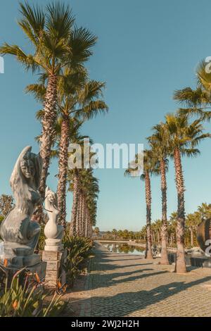 Landschaft im Orientalischen Garten Bacalhoa Buddha Eden Park mit Steinskulpturen in Portugal Stockfoto