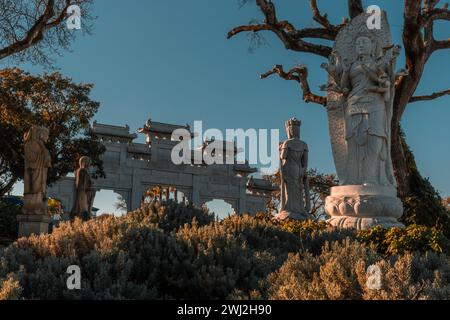 Landschaft im Orientalischen Garten Bacalhoa Buddha Eden Park mit Buddha-Statuen in Portugal Stockfoto