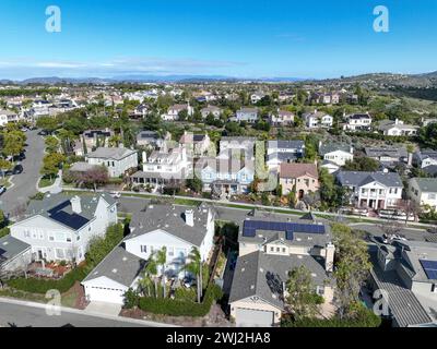 Blick aus der Vogelperspektive auf eine große Villa in der wohlhabenden Wohnstadt Carlsbad, Südkalifornien, USA. Hochwertige 4K-Aufnahmen Stockfoto