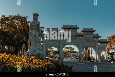 Landschaft im Orientalischen Garten Bacalhoa Buddha Eden Park mit dem Chinesischen Tor in Portugal Stockfoto