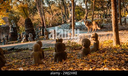 Landschaft im Orientalischen Garten Bacalhoa Buddha Eden Park mit Mönchsteinfiguren in Portugal Stockfoto