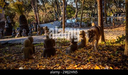 Landschaft im Orientalischen Garten Bacalhoa Buddha Eden Park mit Mönchsteinfiguren in Portugal Stockfoto