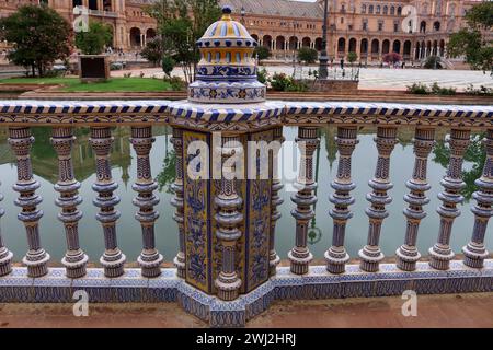 Keramikgeländer rund um den spanischen Platz, Sevilla, Spanien Stockfoto