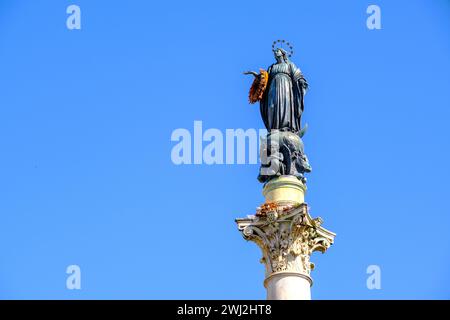 Statue an der Spitze der Säule der Unbefleckten Empfängnis in Rom Stockfoto