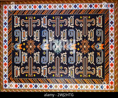 Teppichstruktur, Abstraktes Ornament. Farbenfroher Orientalischer Mosaikteppich Mit Traditionellem Ornament. Gemusterter Teppich. Nahansicht Des Handgefertigten Gewebten Teppichs. Stockfoto