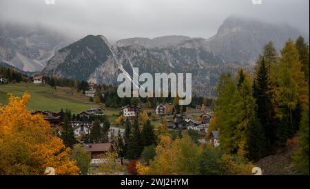 Traditionelle Holzhütte Berghäuser dolomiten. Wohnraum in italienischen Costadedoi-apl. Alpenraum. Stockfoto