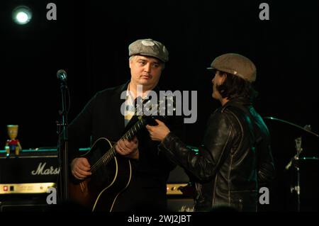 Southampton, Großbritannien. Februar 2024. Libertines Peter Doherty und Carl Barat spielen einen akustischen Aufwärmkonzert in den Engine Rooms und werben für ihr Album All Quiet on the Eastern Esplanade. Cristina Massei/Alamy Live News Stockfoto