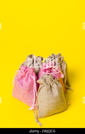 Lavendelblüte in einem Leinensack auf gelbem Hintergrund, duftender Lavendelbeutel. Stockfoto