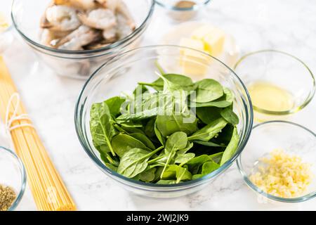 Knoblauch-Garnelen-Pasta mit Spinat Stockfoto
