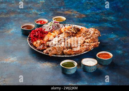 Verschiedene Schaschlik- oder Kebab-Spieße, gegrillt auf großer Platte. Traditionelles Gericht mit kaukasischer und nahöstlicher Küche. Stockfoto