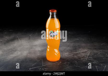 Glasflasche Coca-Cola-Erfrischungsgetränk Fanta Orange. Stockfoto