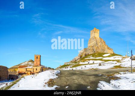 Schloss von Atienza und Kirche Santa Maria del Rey. Guadalajara, Castilla la Mancha, Spanien. Stockfoto