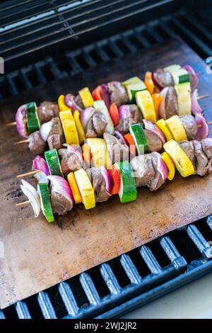 Grillspezialitäten - Rindfleisch und Gemüse, das auf dem Spieß brutzelt Stockfoto