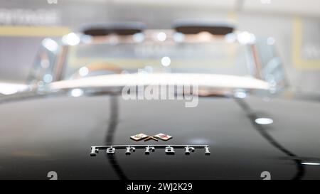 MODENA, ITALIEN - 21. APRIL 2022: Ferrari-Abzeichen auf dem Ferrari 250 GT Series II PF Cabriolet im Modena Museum Stockfoto