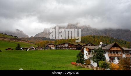 Traditionelle hölzerne Hütten in den Bergen im grünen Feld der dolomiten. Gehäuse in italienischen apls. Alpenraum Stockfoto