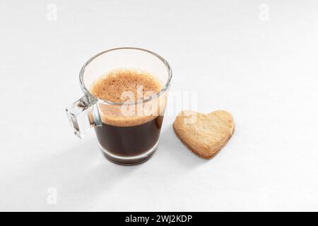 Tasse Kaffee und herzförmige Kekse zum Valentinstag Stockfoto