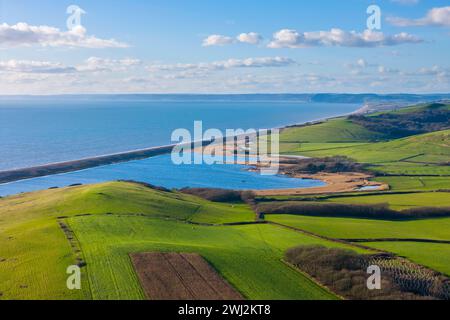 Abbotsbury, Dorset, Großbritannien. Februar 2024. Wetter in Großbritannien. Luftaufnahme der Abbotsbury Swannery in Abbotsbury an der Dorset Jurassic Coast an einem warmen, sonnigen Nachmittag. Bildnachweis: Graham Hunt/Alamy Live News Stockfoto