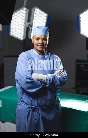 Porträt einer glücklichen birassischen Chirurgin im Operationssaal Stockfoto
