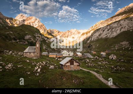 Auf einer Wanderung entlang der Grenze zwischen Österreich und der Schweiz spazieren Sie an atemberaubenden Landschaften, Berglandschaften und Bergdörfern vorbei, die aussehen, als hätten sie seit 100 Jahren geschlafen. Stockfoto