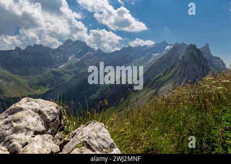 Auf einer Wanderung entlang der Grenze zwischen Österreich und der Schweiz spazieren Sie an atemberaubenden Landschaften, Berglandschaften und Bergdörfern vorbei, die aussehen, als hätten sie seit 100 Jahren geschlafen. Stockfoto