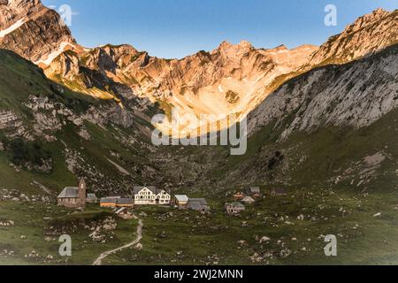 Auf einer Wanderung entlang der Grenze zwischen Österreich und der Schweiz spazieren Sie an atemberaubenden Landschaften, Berglandschaften und Bergdörfern vorbei, die aussehen, als hätten sie seit 100 Jahren geschlafen. Stockfoto