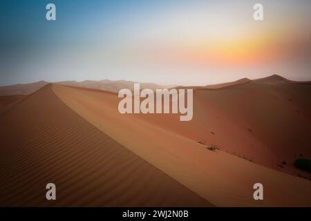 Ein wunderbarer düsterer Sonnenaufgang in der Wüste Rub Al Khali in den vereinigten Arabischen emiraten Stockfoto