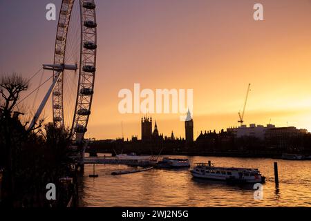 Blick über die Themse bei Sonnenuntergang auf die Houses of Parliament, den Palace of Westminster und den Uhrturm Big Ben am 10. Februar 2024 in London, Großbritannien. Big Ben ist der Spitzname für die große Glocke der schlagenden Uhr am nördlichen Ende des Palace of Westminster in London, England, obwohl der Name häufig erweitert wird, um sich auch auf die Uhr und den Uhrenturm zu beziehen. Stockfoto