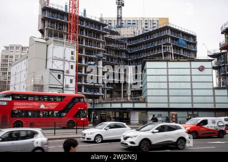 Die Sanierungsbaustelle in Elephant and Castle nimmt weiterhin Gestalt an, da die Betonbauten der neuen Wohnungen am 7. Februar 2024 in London, Großbritannien, entstehen. Das Gebiet ist nun Gegenstand einer geplanten Sanierung mit einem Budget von 1,5 Milliarden GBP. Ein Entwicklungsrahmen wurde 2004 vom Southwark Council verabschiedet. Es umfasst 170 Hektar und sieht vor, den Elephant wieder zu einem wichtigen urbanen Drehkreuz im Inneren Londons zu machen. Stockfoto