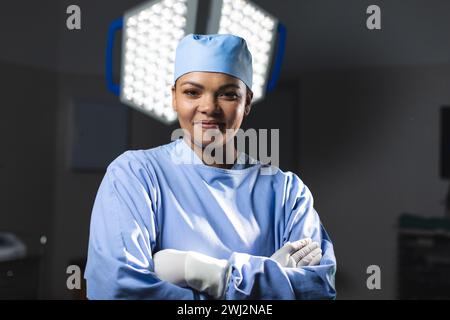 Porträt einer glücklichen birassischen Chirurgin im Operationssaal Stockfoto