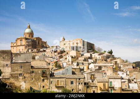 Die Skyline des auf einem Hügel gelegenen Dorfes namens Piazza Armerina in der Provinz Enna in Zentralsizilien in Italien Stockfoto