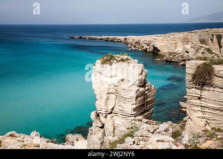 Ein Blick auf die Cala Rossa, eine berühmte Bucht auf der Insel Favignana in der Nähe von Trapani in Sizilien, Italien Stockfoto