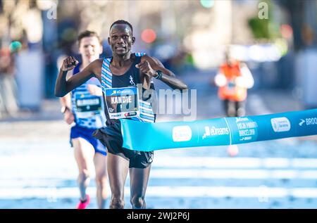 Kibiwott Kandie gewann 2024 den Barcelona Halbmarathon. Stockfoto