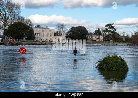 Marlow, Großbritannien. Februar 2024. Hochwasser auf dem Gelände des MacDonald Compleat Angler Hotels in Marlow neben Marlow Weir. Die Themse hat ihre Ufer in Marlow, Buckinghamshire, geplatzt. Für die Themse von Hurley nach Cookham, einschließlich Harleyford, Bisham, Marlow und Bourne End, gibt es einen Hochwasseralarm. Quelle: Maureen McLean/Alamy Live News Stockfoto